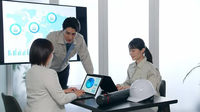 会議、ミーティング、会社員、ビジネス、打ち合わせ、人物、作業員、エンジニア、建設、ゼネコン、開発、戦略、経営、企業、チームワーク、日本人、男性、女性、海外進出、作業服、工事、産業、工業、製造業、設計、グループ、上司、部下、同僚、人材、技術者、工務店、計画、プロジェクト、施工、マネジメント、建築、CPM、管理、チーム、プロフェッショナル、監督、スケジュール、品質、モニタリング、ロードマップ、システム