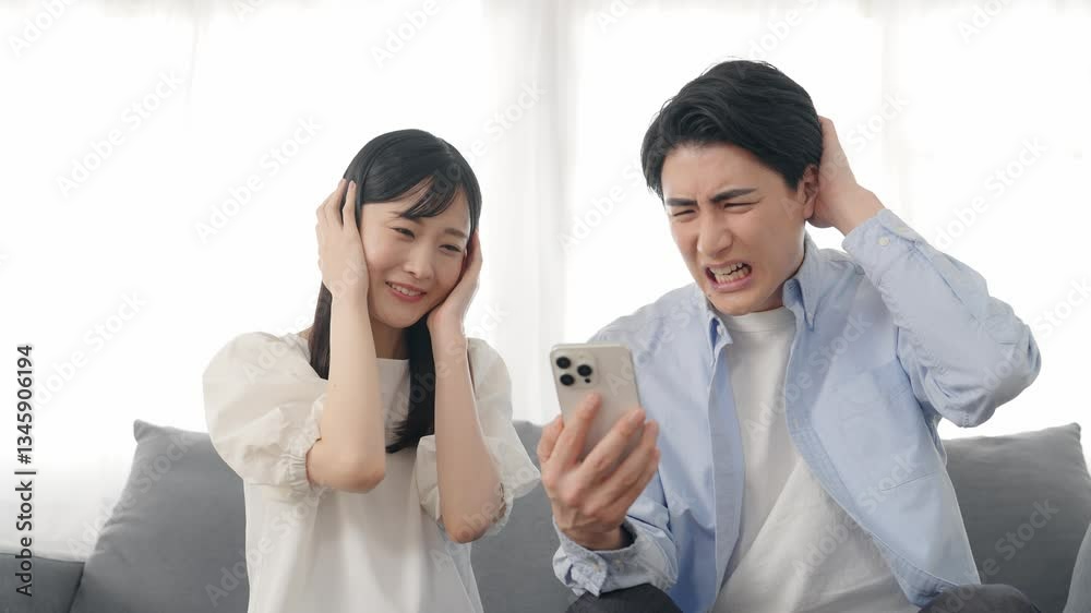 Fototapete スマホ、悩む、カップル、夫婦、スマートフォン、トラブル、困る、アプリ、不安、心配、失敗、落ち込む、がっかり、後悔、ライフスタイル、インターネット、オンライン、web、SNS、メール、検索、ネガティブ、詐欺、炎上、フェイクニュース、コピースペース、残念、落選、悲しい、ニュース、相談、男性、女性、日本人、若い、問題、リビングルーム、考える、悩み、疑問、不満、ストレス、間違い、DX、テクハラ、IT、難し