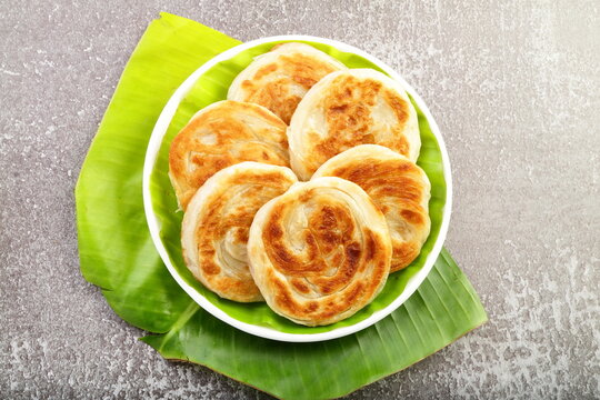 Bun porotta - a traditional street food or snack served with spicy curry.