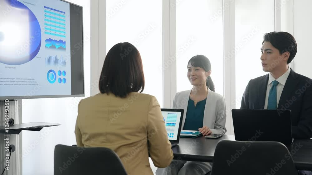 Poster 会議、ミーティング、グループ、チームワーク、ビジネス、会議室、モニター、画面、企業、会話、打ち合わせ、ディスカッション、発表、プレゼンテーション、商談、コンサルタント、コンサルティング、アドバイザー、