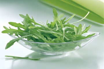 Ensalada de r&uacute;cula fresca presentada en un plato transparente sobre una mesa clara