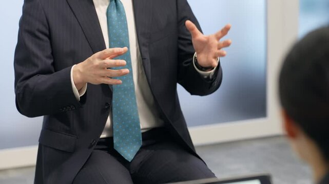 インタビュー、ビジネス、ビジネスマン、男性、会社員、面接、面談、説明、ビジネスパーソン、ビジネスシーン、リクルート、ろくろ、ジェスチャー、手振り、ポーズ、会議、ミーティング、仕事、求人、採用、匿名、顔なし、取材、日本人、ニュース、会話、コピースペース、相談、表現、身振り、手、打ち合わせ、オフィス、職場、テレビ、ドキュメンタリー、座る、スーツ、サラリーマン、会社、上半身、30代、中年、中途採用、聴聞