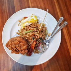 Delicious Indonesian fried rice served with juicy grilled chicken — a perfect combination of flavor and tradition.