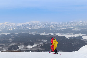 絶景の山形赤倉温泉スキー場とスキーヤー