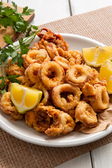 Frittura di calamari, antipasto italiano, cibo mediterraneo 