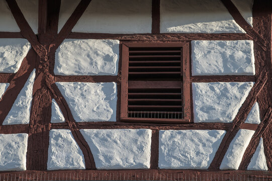 Detail Fachwerk mit wei&szlig;em Verputz an Kirchturm mit Schallfenster im Streiflicht an Evangelischer Kirche in Walddorfh&auml;slach Ortsteil Walddorf