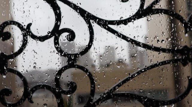 It's raining and the rainwater hits the window.비가 와서 빗물이 유리창에 부딪힙니다.