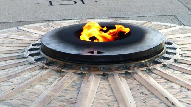 It is an eternal fire under the Arc de Triomphe in Paris.파리에 있는 개선문 아래 꺼지지않는 불입니다.