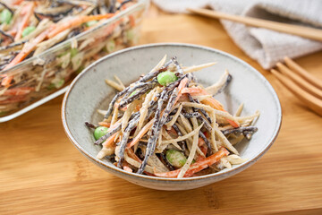 ごぼうとひじきのサラダ – 食物繊維たっぷりの和風サラダ