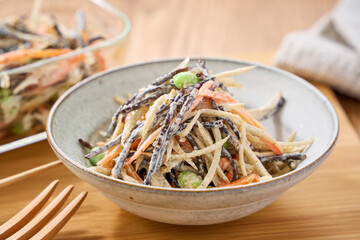 ごぼうとひじきのサラダ – 食物繊維たっぷりの和風サラダ