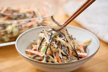 ごぼうとひじきのサラダ – 食物繊維たっぷりの和風サラダ