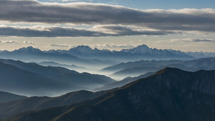 Fototapeta premium A vast landscape of mountain ranges, seen from a high vantage point The atmosphere is tranquil and majestic