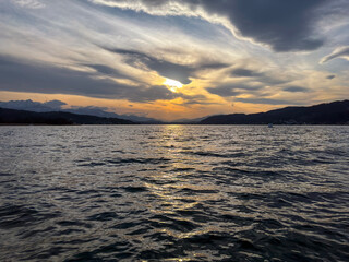 Fototapeta premium Tramonto sul lago