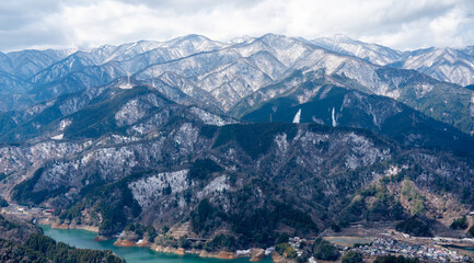 雪化粧をした山岳地帯