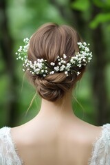 Naklejka premium Elegant hairstyle adorned with delicate flowers in a lush green outdoor setting during a sunny afternoon