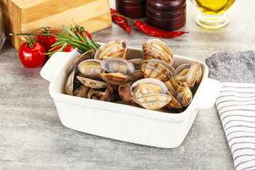 Raw vongole clams for cooking