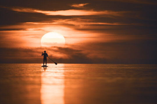 Stand up Paddeln w&auml;hrend des Sonnenuntergangs in der Ostsee, sehr dramatischer Sonnenuntergang 2