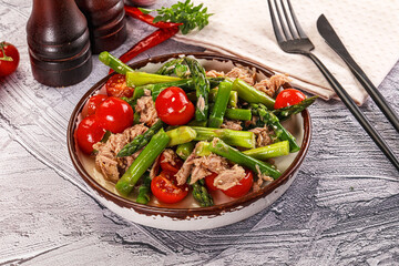 Canned tuna with asparagus salad