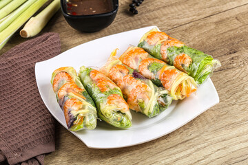 Vietnamese spring roll with prawn and mango