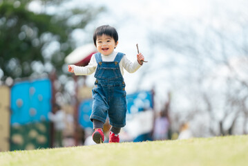 公園で遊ぶ1歳の男の子