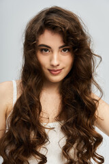 Naklejka premium Captivating young woman showcases her stylish attire with elegance and charm