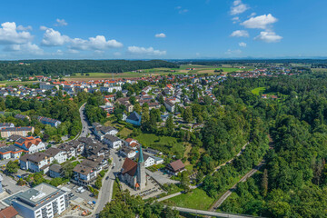Die Gemeinde Burgkirchen im oberbayerischen Chemiedreieck aus der Vogelperspektive