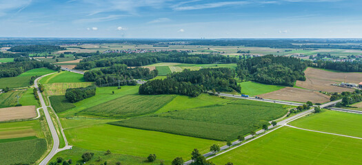 Blick auf die ländliche Region um das Dorf Finningen im Donautal bei Neu-Ulm im Sommer