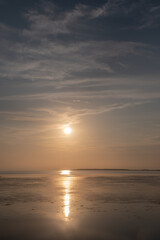 静かな湖の夕暮れと夕焼け雲
