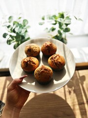 Muffiny z nadzieniem czekoladowym na talerzu