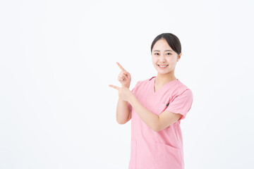 白背景の若い看護師