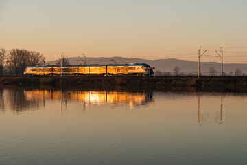 Pociąg oświetlony wschodzącym słońcem, Goczałkowice Zdrój, Śląsk.  © Elżbieta Kaps