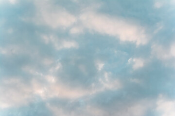 Himmelhintergrund und weißen Wolken