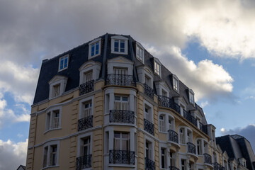 Fototapeta premium clouds over the building