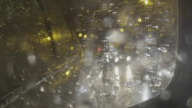 Tr&acirc;nsito Noturno em Lisboa Sob Chuva Refletindo Luzes Urbanas