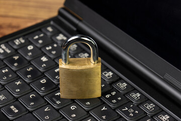 パソコンと錠前でセキュリティのイメージ
