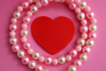 Pearl necklace surrounding a heart