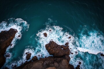 Obraz premium view of the ocean from above of a rocky shoreline