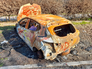 Automobile incendiata nel parcheggio nel parco