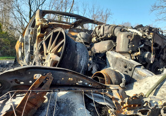 Automobile incendiata nel parcheggio nel parco