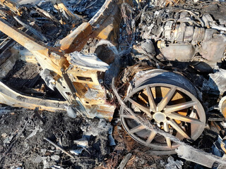 Automobile incendiata nel parcheggio nel parco