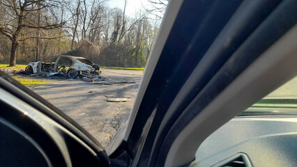 Automobile incendiata nel parcheggio nel parco