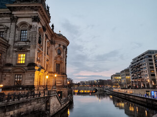 Historie trifft Moderne: Berliner Dom und die Spreeufer © Erol