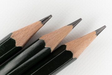 ３本の鉛筆の先