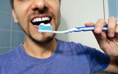 Hombre cepillando sus dientes. Higiene oral, cepillo con pasta dental. Salud bucodental.