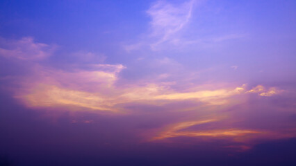 Obraz premium Sun shines brightly on the dark beautiful sky, Beautiful cloud at dusk over the city, Nature background, Evening sky, Sunset, Colorful cloud in summer, Quiet and beautiful sunset, Colorful evening sky