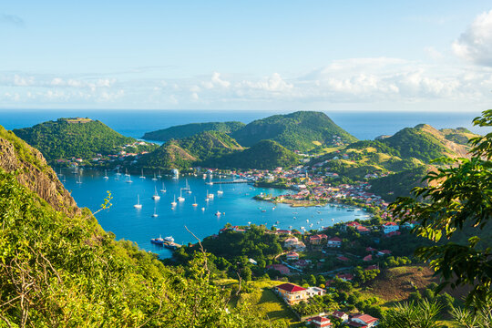 Vue de haut de la baie des Saintes en Guadeloupe avec la mer des Cara&iuml;bes, l'&icirc;le de Terre de Haut, et des bateaux par une journ&eacute;e ensoleill&eacute;e avec des nuages.