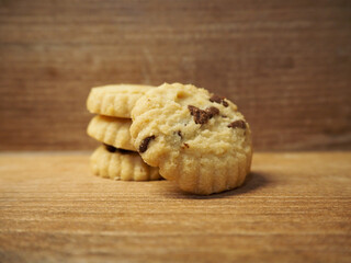 Chocolade chip cookies on a wooden kitchen counter