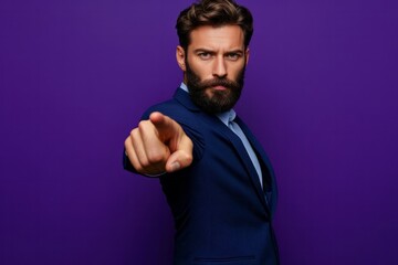 Naklejka premium Man in a suit pointing with an intense gaze