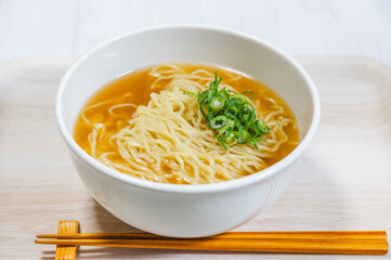 ネギをトッピングした醤油ラーメン
