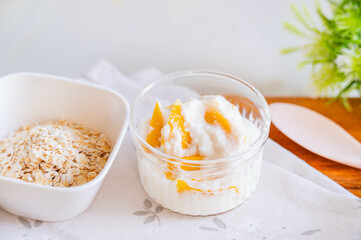 マンゴーヨーグルトとオートミール